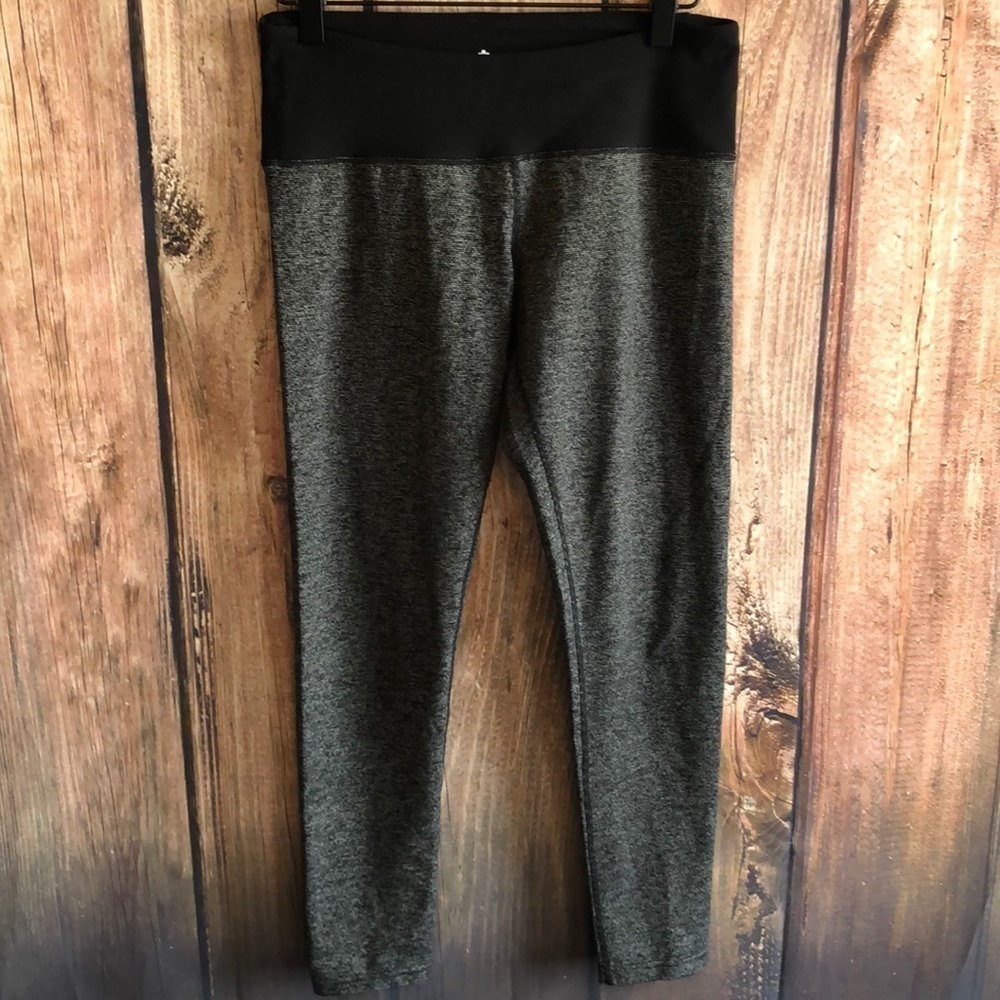 𝅺TUFF Athletics Size Small Black and Gray